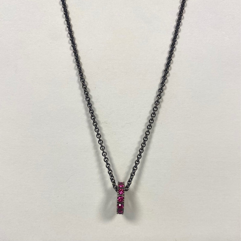 Vedhæng, sort rhodineret sølv, med pink zirconia